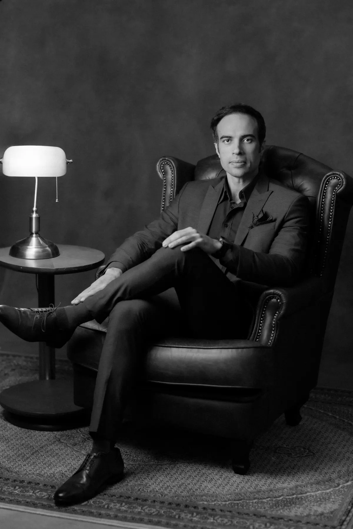 Dr. Luka Ferreira sentado em poltrona de couro, em retrato preto e branco