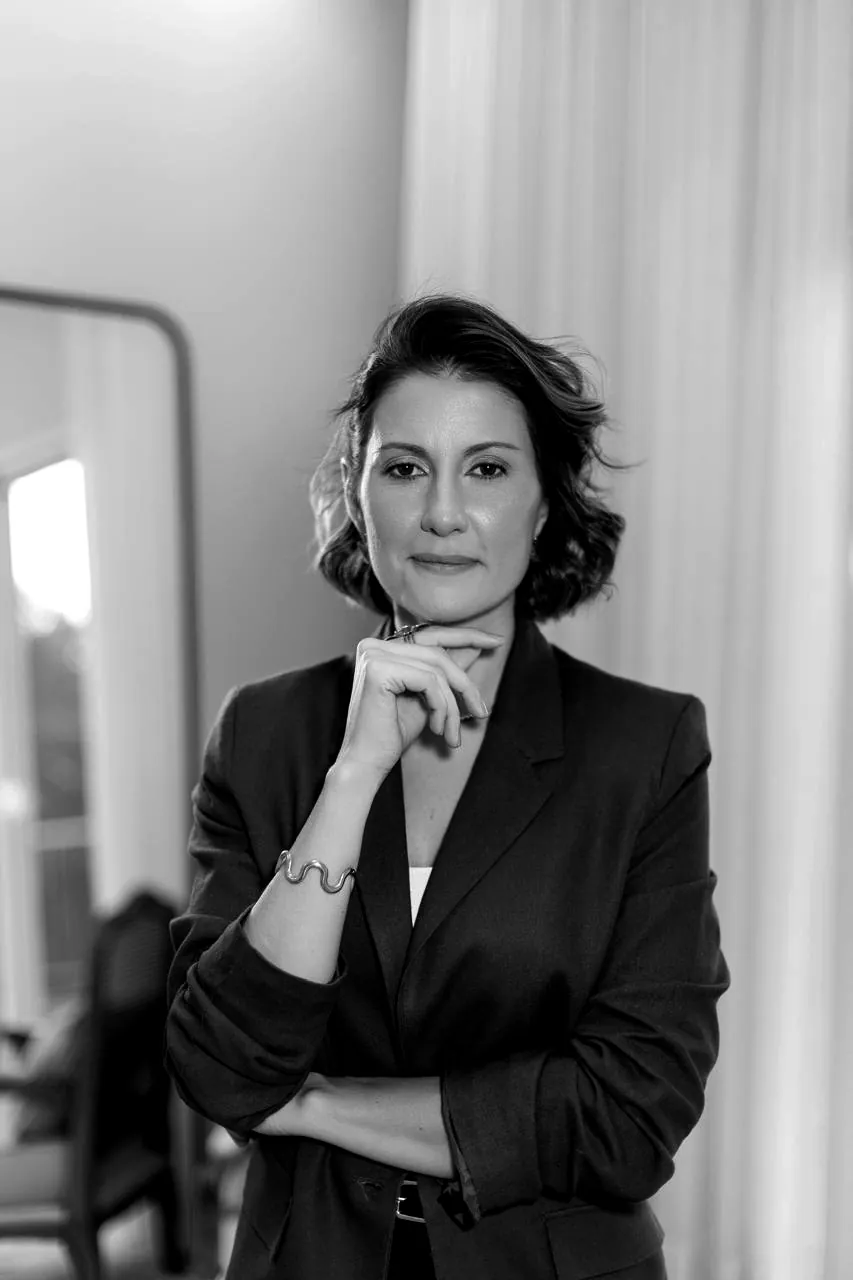 Dra. Suellen França, retrato em preto e branco
